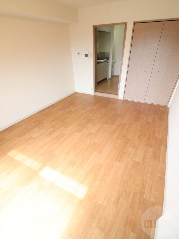 居室・リビング　８帖の洋室です