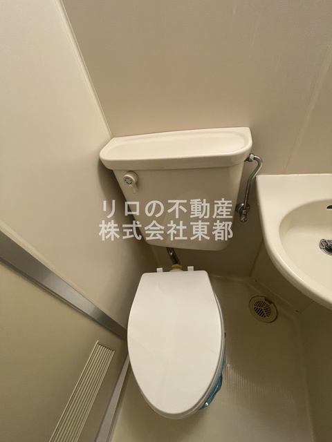 トイレ　白基調で清潔感のあるトイレです♪