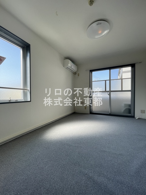 居室・リビング　２面採光なので、明るく風通しのよい過ごしやすいお部屋です♪