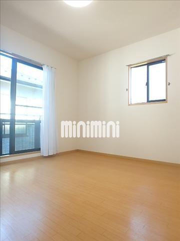 居室・リビング　広い８帖の洋室