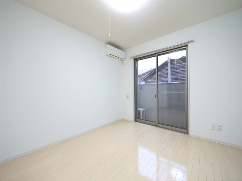 居室・リビング　洋室7.6帖　南向きバルコニー