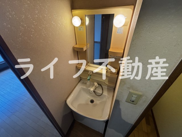 洗面設備　朝の支度にも助かる、独立の洗髪洗面化粧台