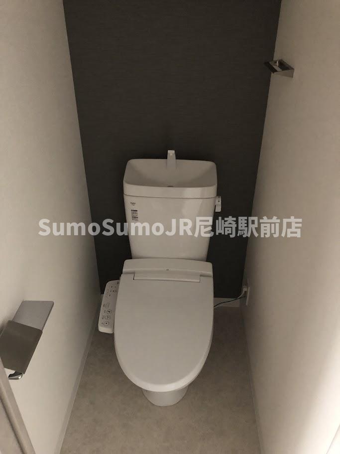 トイレ　落ち着いた色調のトイレです