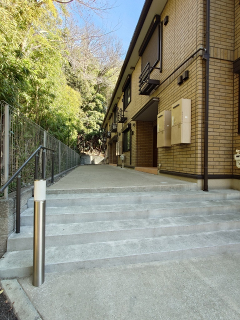 エントランス　緑豊かな住環境