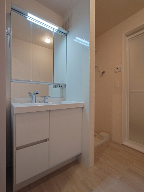 洗面設備　三面鏡付き洗髪洗面化粧台