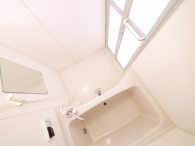 バス・シャワールーム　コンパクトで使いやすいお風呂です