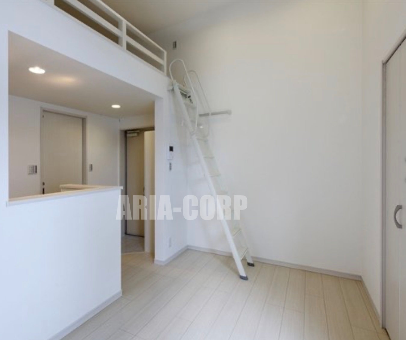 居室・リビング　広々としたお洒落な空間！天井高さのある開放的なお部屋です♪