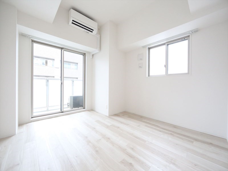 居室・リビング　洋室8.1帖　2面採光　エアコン完備　バルコニー