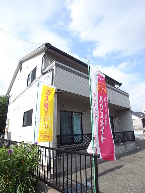 建物外観　住いの安心・安全・快適をサポート。２４時間／年中無休の電話受