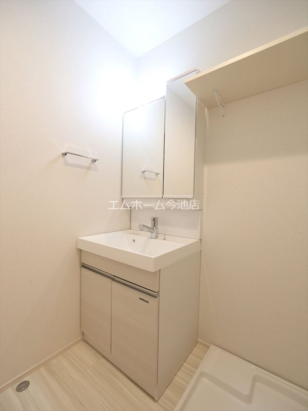 洗面設備　脱衣所　独立洗面台（シャンプードレッサー付）同仕様写真