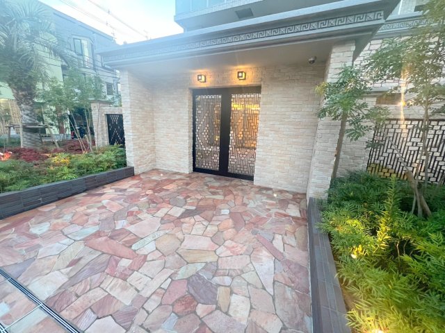 エントランス　オシャレなエントランスは安心のオートロック付きです。