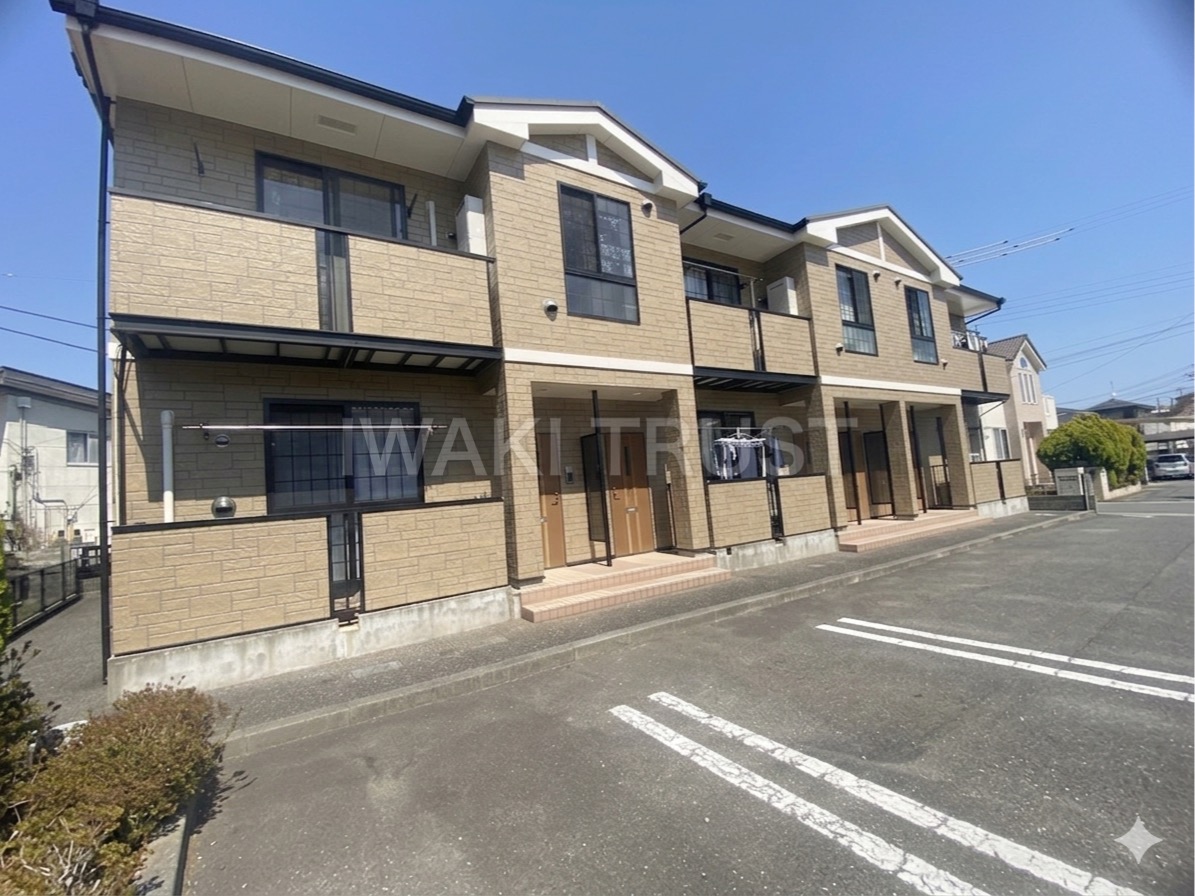 建物外観　全面に建物がなく、日差しがたっぷり入ります！