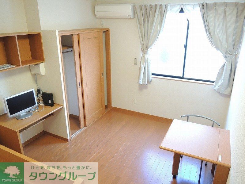 居室・リビング　カーテンと机と椅子付きお部屋