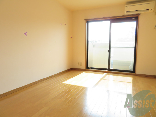 居室・リビング　８帖の洋室です。広々として、きれいですね。