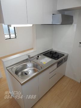 キッチン　ガスコンロとグリル付システムキッチン