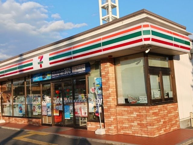 コンビニ　セブンイレブン 向日市上植野店（コンビニ）まで500m