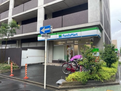 コンビニ　ファミリーマート 岩塚本通一丁目店（コンビニ）まで359m