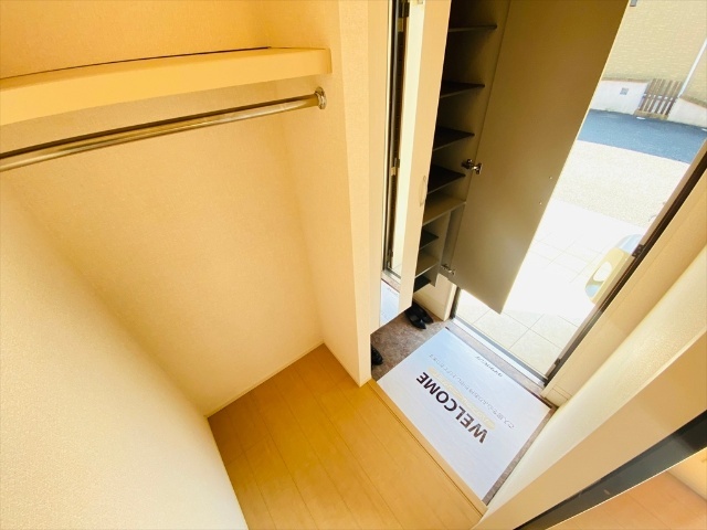 玄関　Ｃ棟１０２号室内装写真転載