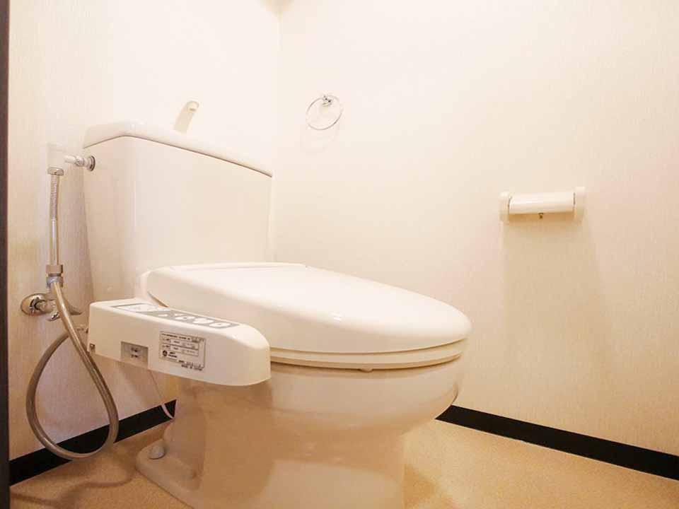 トイレ　トイレは快適な温水洗浄暖房便座付き