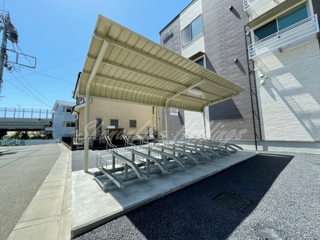 その他共有部分　風で倒れる心配がないラック付き駐輪場♪