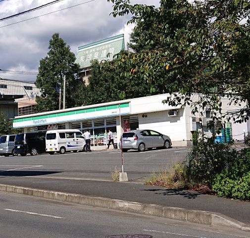 コンビニ　ファミリーマート（コンビニ）まで1100m