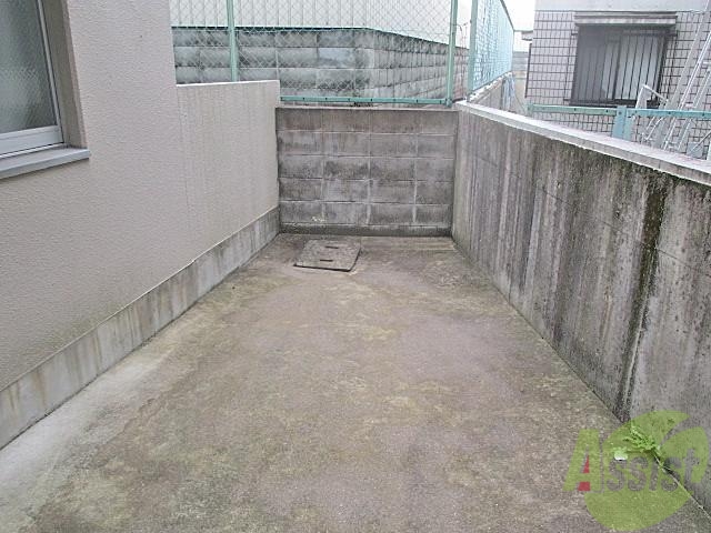 バルコニー　専用庭です☆物干し竿をせっちしてのびのび洗濯物が干せます☆