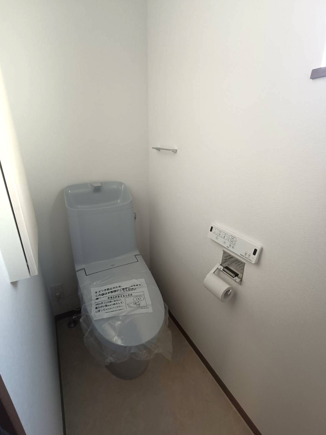 トイレ　窓も収納も付いてます！