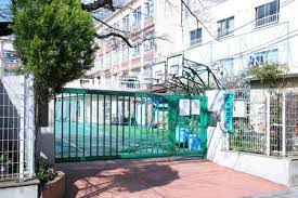 小学校　新宿区立市谷小学校（小学校）まで516m