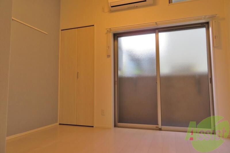 居室・リビング　大きな窓印象的なお部屋です。開放感があります。
