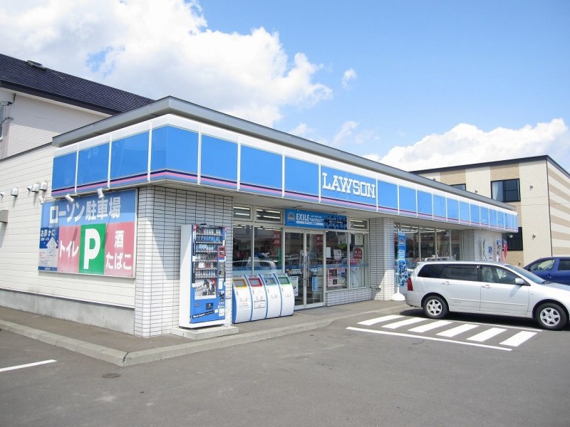 コンビニ　ローソン苫小牧日吉町四丁目店（コンビニ）まで700m