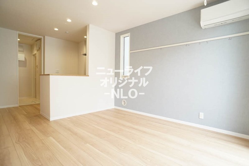 居室・リビング　11.1帖のLDK☆アクセントで爽やかな印象のお部屋です☆