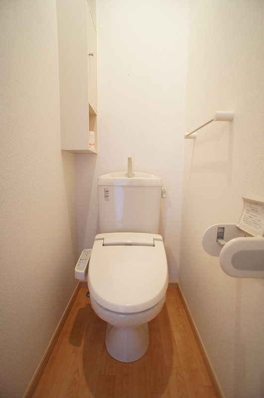 トイレ　シャワー付トイレ（トイレ内に小物入れ有り）