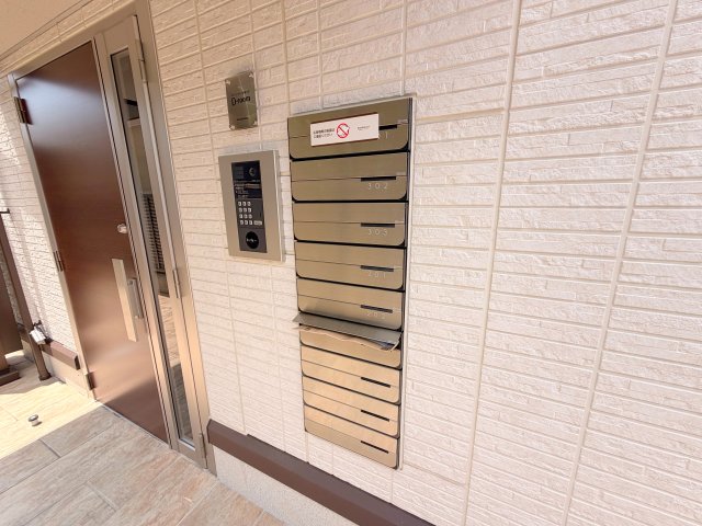 ロビー　ロビーにある各部屋毎のメールボックス。