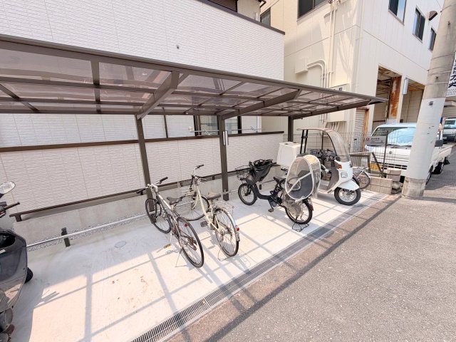 駐車場　敷地内には入居者専用の駐輪スペースもあります。