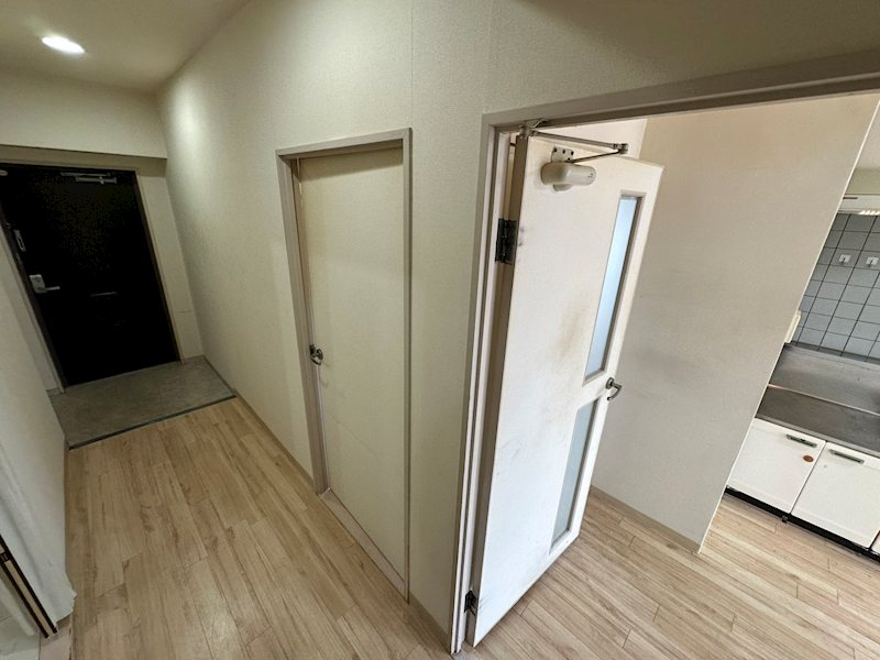 玄関　退去時写真となります。