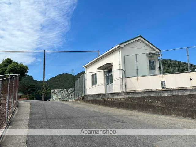 小学校　岡山市立御津南小学校（小学校）まで706m