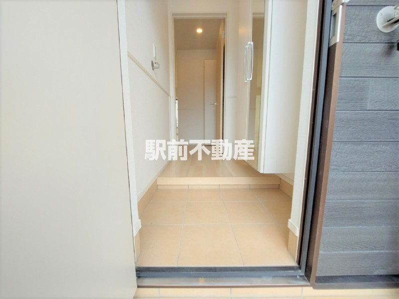 玄関　※類似物件の写真です。