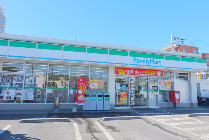 コンビニ　ファミリーマート辻８丁目店（コンビニ）まで550m