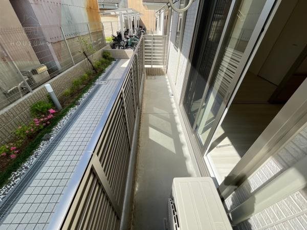 バルコニー　暖かな日差しのふりそそぐバルコニー