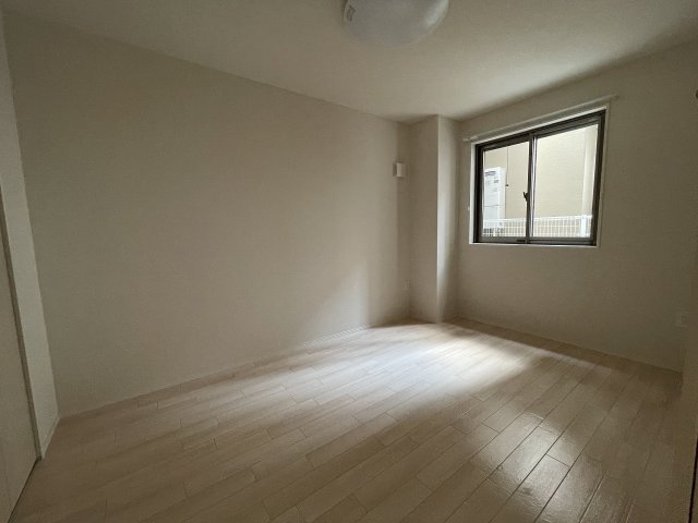 その他部屋・スペース　開放的な寝室です