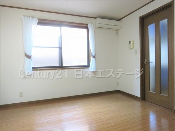 居室・リビング　２面に窓のあるお部屋です