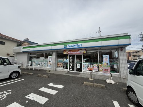 コンビニ　ファミリーマート四日市滝川町店（コンビニ）まで368m