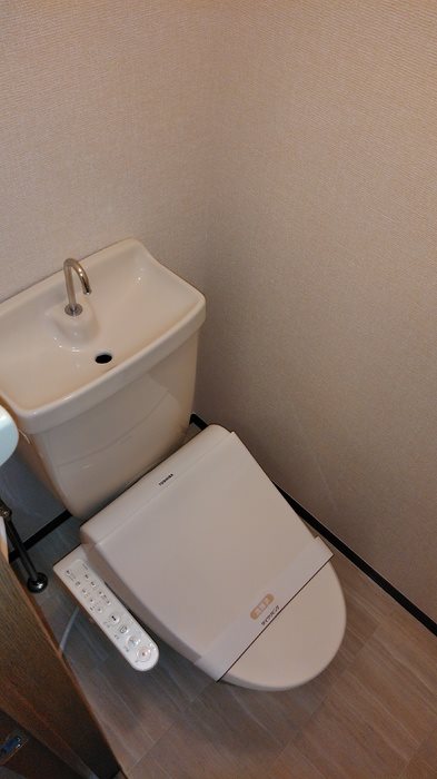 トイレ　温水洗浄便座です。