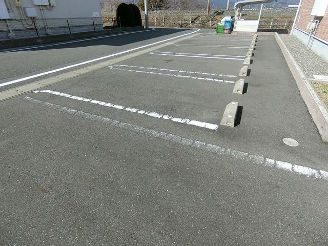 駐車場　駐車場に車を止められます