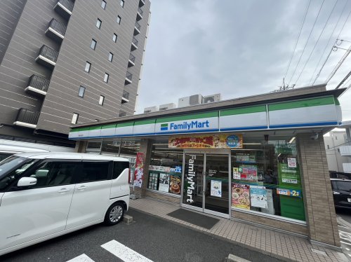 コンビニ　ファミリーマート 昭和石仏町店（コンビニ）まで150m