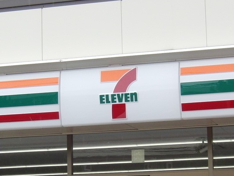 コンビニ　セブンイレブン大阪鶴見緑地店（コンビニ）まで214m