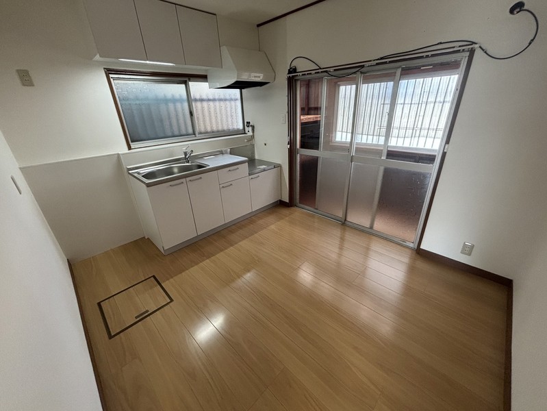尾上町池田戸建の居間写真