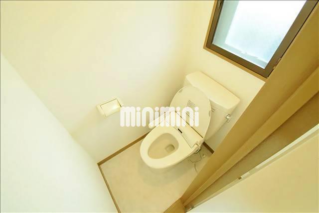 トイレ　窓付きの洋式トイレです☆