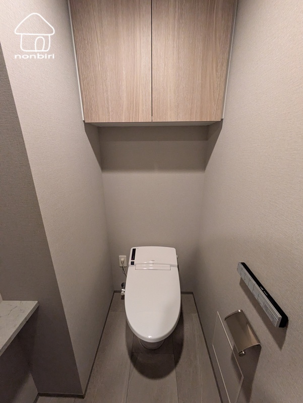 トイレ　タンクレストイレでシンプルデザインになっています