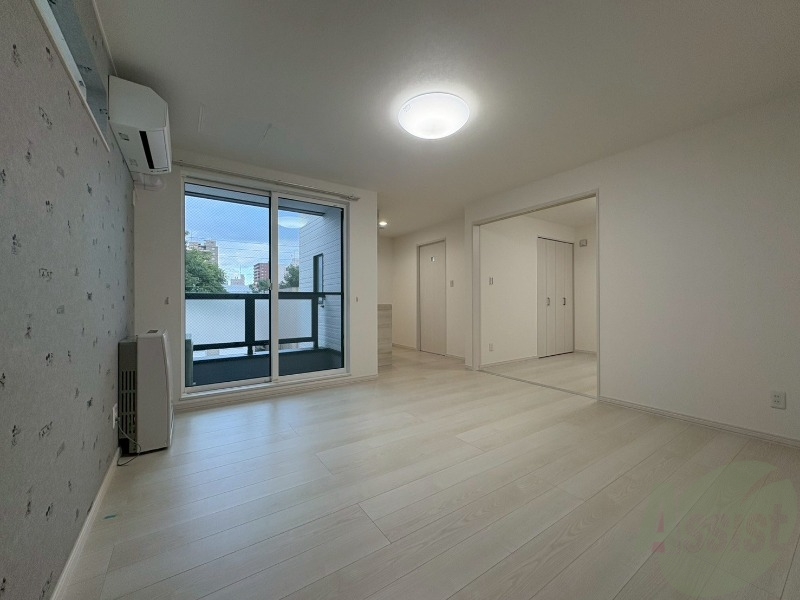 居室・リビング　木目のフローリングは落ち着きのある印象のお部屋になりますね。